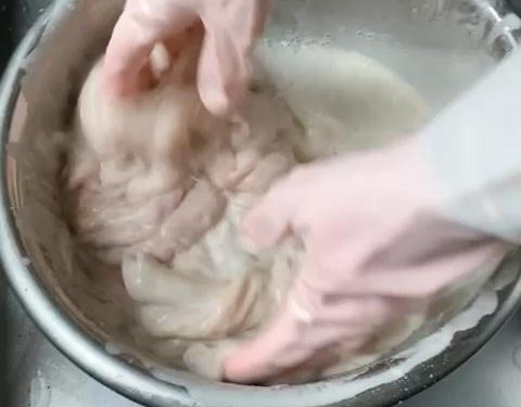 Drain the water and add another 2 tablespoons of flour. Repeat the vigorous kneading process. As a result, you will notice the surface becoming noticeably smoother and less slimy. Rinse under running water again.