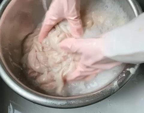 Drain the water and add another 2 tablespoons of flour. Repeat the vigorous kneading process. As a result, you will notice the surface becoming noticeably smoother and less slimy. Rinse under running water again.