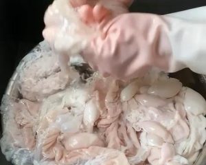 The outside is now clean, but we must clean the inside. To make this easier, use kitchen shears to cut the long intestine into shorter, 6-inch (15 cm) sections.