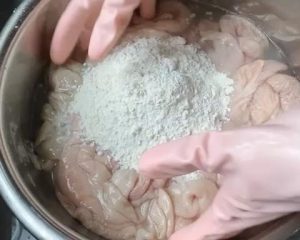 Drain the water and add another 2 tablespoons of flour. Repeat the vigorous kneading process. As a result, you will notice the surface becoming noticeably smoother and less slimy. Rinse under running water again.
