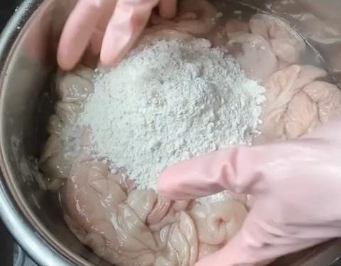 Drain the water and add another 2 tablespoons of flour. Repeat the vigorous kneading process. As a result, you will notice the surface becoming noticeably smoother and less slimy. Rinse under running water again.