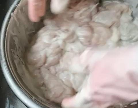 Drain the water and add another 2 tablespoons of flour. Repeat the vigorous kneading process. As a result, you will notice the surface becoming noticeably smoother and less slimy. Rinse under running water again.