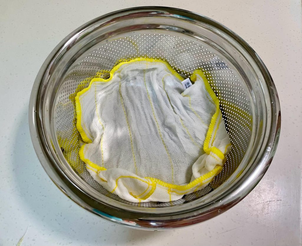 Cover: Take a second wet cloth and place it directly on top of the beans.