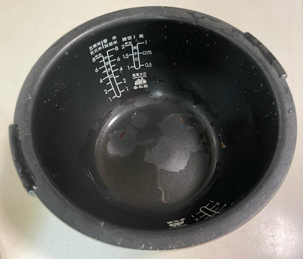 The Drainage Setup: Place the colander inside a larger pot or bowl (an old rice cooker pot works great) to catch dripping water. Crucial: Ensure the bottom of the colander is not touching the drained water.