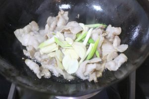 Aromatics Add the sliced garlic and the white parts of the garlic sprouts/leeks. Stir-fry for about 30 seconds until fragrant.