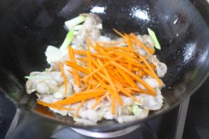 Soften Carrots Add the shredded carrots. Stir-fry for 1 minute until they just begin to soften. Carrots take longer to cook than bean sprouts, so they go in first.