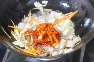 Fry the Kimchi Add the kimchi. Stir-fry for about 1 minute.
