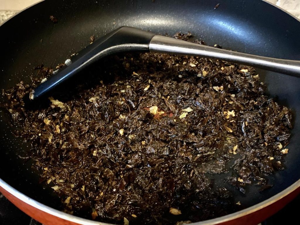 Stir-Fry the Mei Gan Cai (3 minutes)