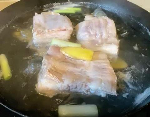 Blanch the Pork (4 minutes)