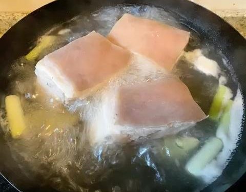 Blanch the Pork (4 minutes)