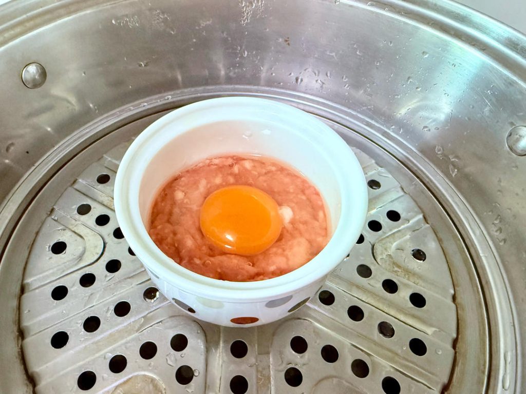 The "Dry" Steam
Place the bowls into your steamer basket or pot. Do not add water to the soup bowls yet. Cover the steamer and steam over medium-high heat for 15 minutes.