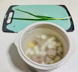 Add Water and Simmer: Pour 1000ml (about 4 cups) of purified water into the pot. Bring the mixture to a gentle boil, then immediately reduce the heat to the lowest setting. Cover the pot.