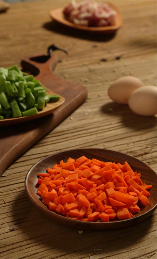 First, dice the green beans (四季豆) and carrots into small cubes. Dice the pork belly (五花肉) into similar-sized cubes. If you are using ground pork, it is ready to go. Crack the eggs into a bowl and beat them well.