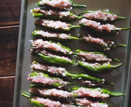Stuff the Peppers Gently open the slit of a pepper. Using a small butter knife or a teaspoon, stuff the pork mixture inside. Fill it generously, but do not overstuff to the point where the pepper rips open. Smooth out the exposed meat at the slit.