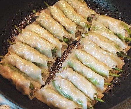Pan-Fry (The Potsticker Method) Heat your skillet over medium heat and add the oil. Place the wrapped peppers seam-side down first (to seal it). Fry for 2-3 minutes until the bottom is golden brown. Rotate the peppers to sear the other sides until the wrapper is crispy and the exposed pepper skin is blistered (tiger skin effect).