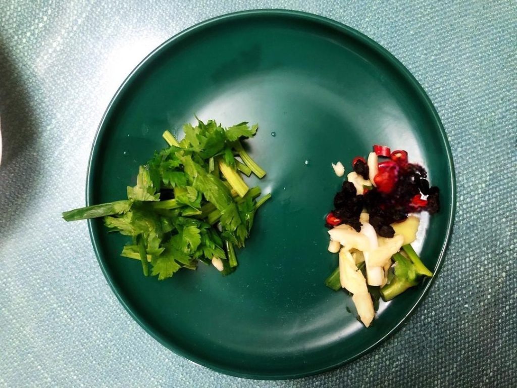 Wash the scallions and celery. Cut them into 1-inch segments. And Slice the chilies and ginger; mince the garlic.