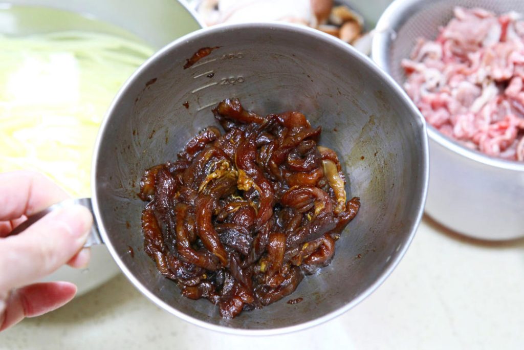 Marinate the Pork While the cucumber sits, slice your pork into matchsticks. In a small bowl, mix the pork with the Dark Soy Sauce, cornstarch, and a teaspoon of oil. Let it marinate for 10 minutes. This mimics the "velveting" technique used in dishes like my Stir-Fried Pork with Peppers.