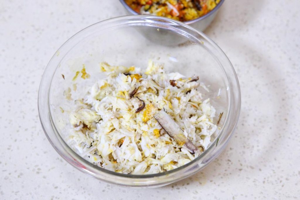 Pick the Meat: This is the most critical step. Separate the creamy roe (orange/yellow) from the white meat. Keep them in separate bowls if possible, or combine if you prefer a rustic texture. Tip: Be extremely careful to remove all shell fragments.