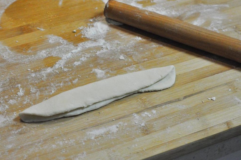 Shape: Divide the dough into equal portions (about 60g each). Brush a little oil on the surface of each ball and let them rest (relax the gluten) for 15 minutes.