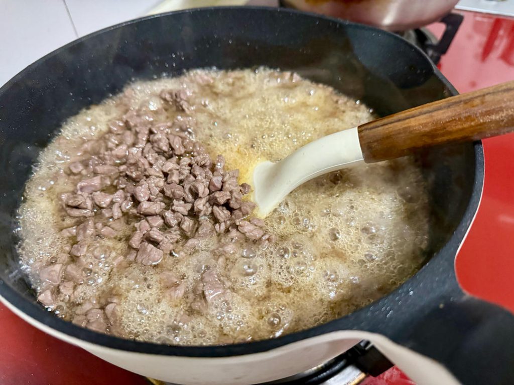 Keep the flavored oil in the wok over high heat. Add the diced beef.