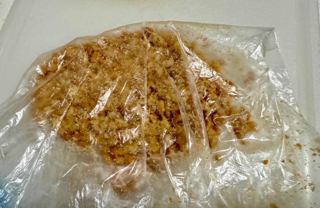 Crush the roasted peanuts slightly (don't pulverize them; we want crunch).