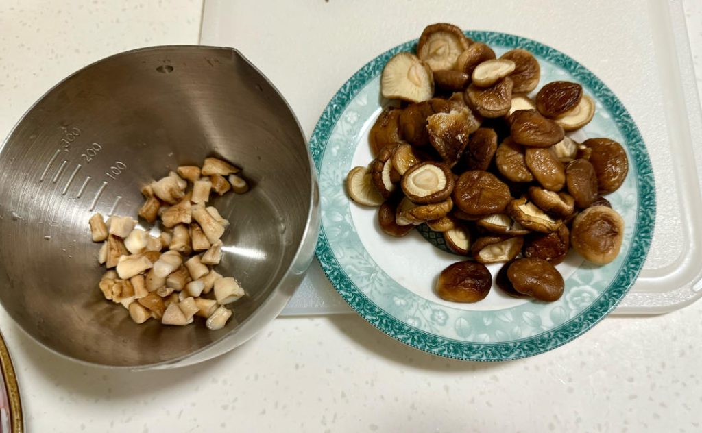 Dice the rehydrated mushrooms to the same size.
