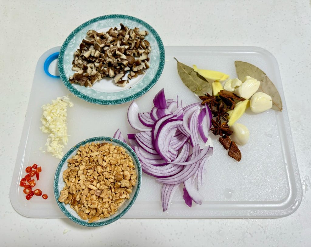 Chop the garlic, ginger, and chilies finely.