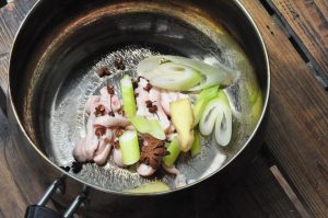 Boil the Skin: Clean the pork skin thoroughly. Cut it into thin strips. Place in a pot with ginger slices, scallion segments, and star anise. Add water and simmer for 1 hour.