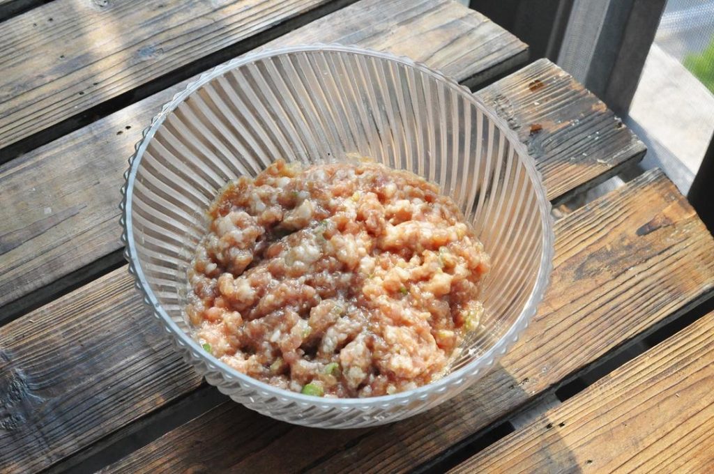 Mix the Meat: Chop the lean pork (or use ground pork). Add the chopped pork jelly, cooled peppercorn water, salt, light soy sauce, dark soy sauce, Shaoxing wine, and chopped scallions.