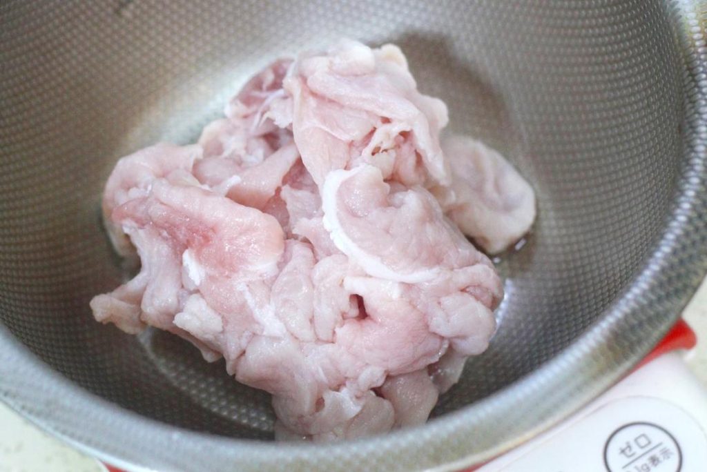 Prepare and Marinate the Pork Slice the pork loin against the grain into thin slices. Place them in a bowl and rinse them with cold water, then squeeze out the excess water.