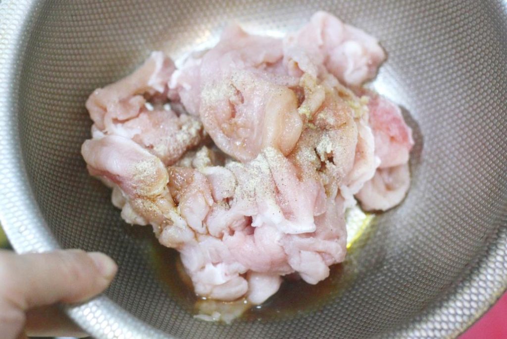 Add salt, white pepper, 1 tsp light soy sauce, and Shaoxing wine. Mix well with your hand until the liquid is absorbed. Add the egg white and potato starch. Mix vigorously until the pork feels sticky. Finally, add a teaspoon of oil to coat the meat (this prevents sticking later). Cover and let rest for 20-30 minutes.