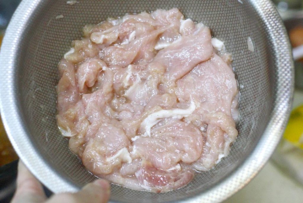 Add salt, white pepper, 1 tsp light soy sauce, and Shaoxing wine. Mix well with your hand until the liquid is absorbed. Add the egg white and potato starch. Mix vigorously until the pork feels sticky. Finally, add a teaspoon of oil to coat the meat (this prevents sticking later). Cover and let rest for 20-30 minutes.