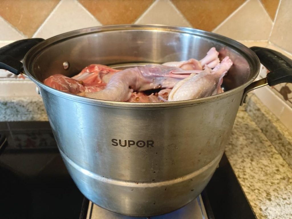 Prepare the Braise: Do not wash off the marinade! Place the duck directly into a large pot. Add enough cold water to just submerge the bird. Add the scallion knots, ginger slices, 1 gram of Sichuan peppercorns, bay leaves, 2 grams of salt, sugar, oyster sauce, and Shaoxing wine.