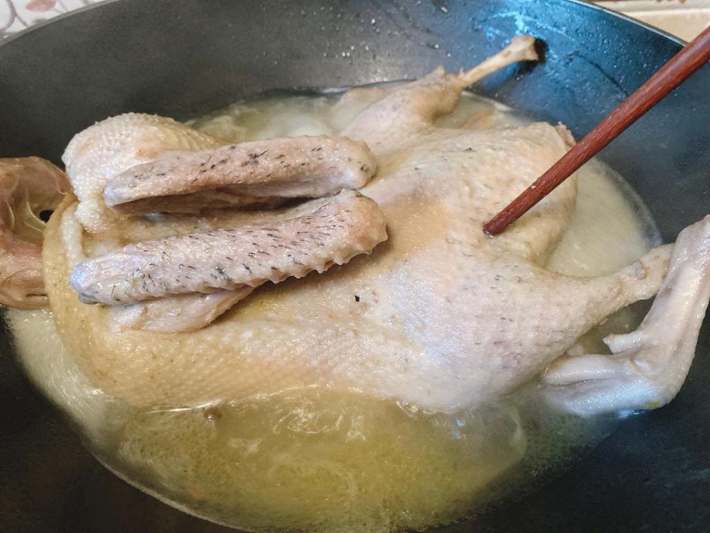 Simmer (60 minutes): Reduce the heat to medium-low, cover the pot, and simmer for approximately 1 hour.