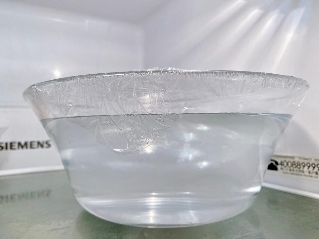 The Ice Bath: While the duck finishes cooking, prepare a large basin of ice water. Immediately transfer the hot, fully cooked duck into the ice bath for 5–10 minutes.