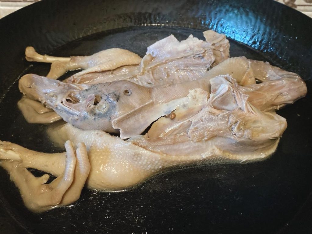 The Ice Bath: While the duck finishes cooking, prepare a large basin of ice water. Immediately transfer the hot, fully cooked duck into the ice bath for 5–10 minutes.