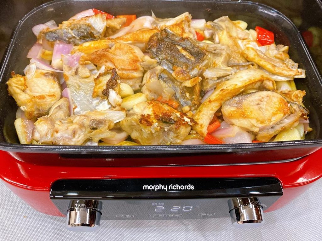 The "Dry" Braise
Arrange the seared fish chunks neatly on top of the aromatic vegetable bed.