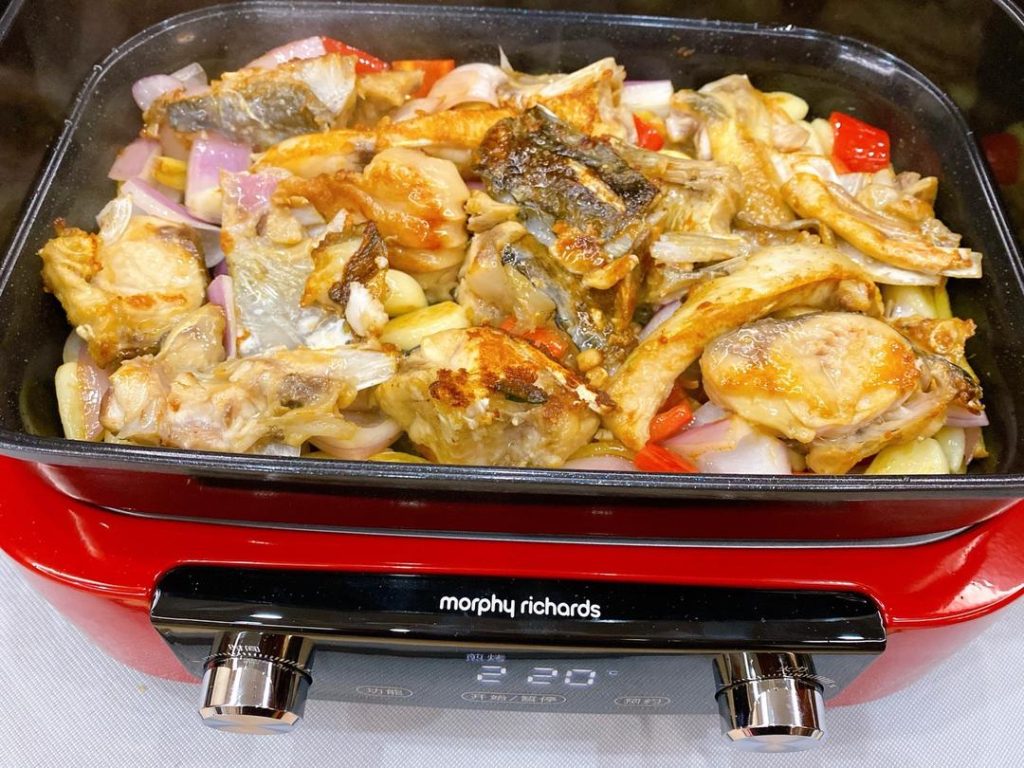 The "Dry" Braise
Arrange the seared fish chunks neatly on top of the aromatic vegetable bed.