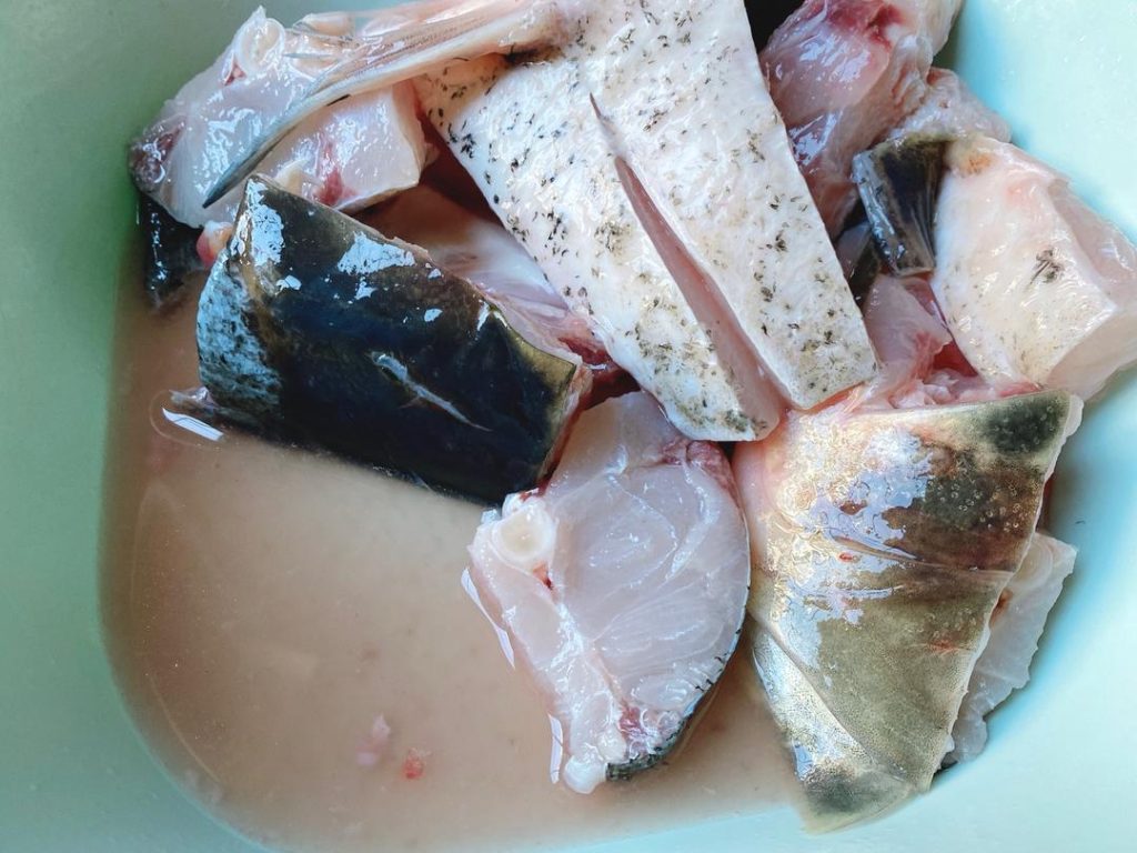 Clean the Fish: Rinse the fish head chunks under cold water. Carefully remove any remaining blood clots or black membranes from the belly cavity, as these harbor bitter, fishy flavors.
