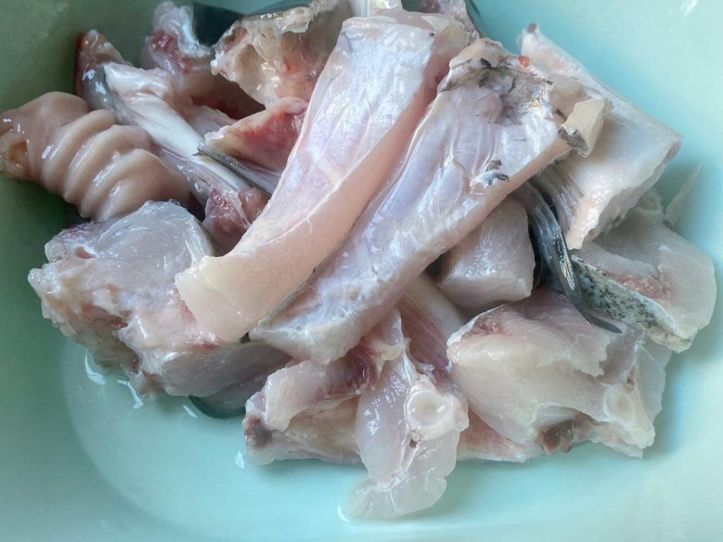 Clean the Fish: Rinse the fish head chunks under cold water. Carefully remove any remaining blood clots or black membranes from the belly cavity, as these harbor bitter, fishy flavors.