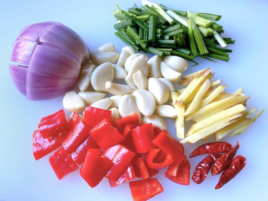 The "Spa" Treatment: Toss the fish chunks in a bowl with the 60g Scallion, Ginger, and Wine Mix. Massage it gently for a minute. This step extracts the odors. Rinse the fish one more time and drain thoroughly.