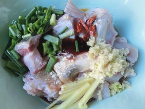 The "Spa" Treatment: Toss the fish chunks in a bowl with the 60g Scallion, Ginger, and Wine Mix. Massage it gently for a minute. This step extracts the odors. Rinse the fish one more time and drain thoroughly.