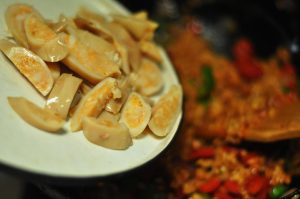 Add the Cuttlefish If your cuttlefish are large, slice them into bite-sized pieces. Add them to the fried rice. Since they are "ready-to-eat" (cooked), you only need to stir-fry briefly to warm them up and integrate the flavors.