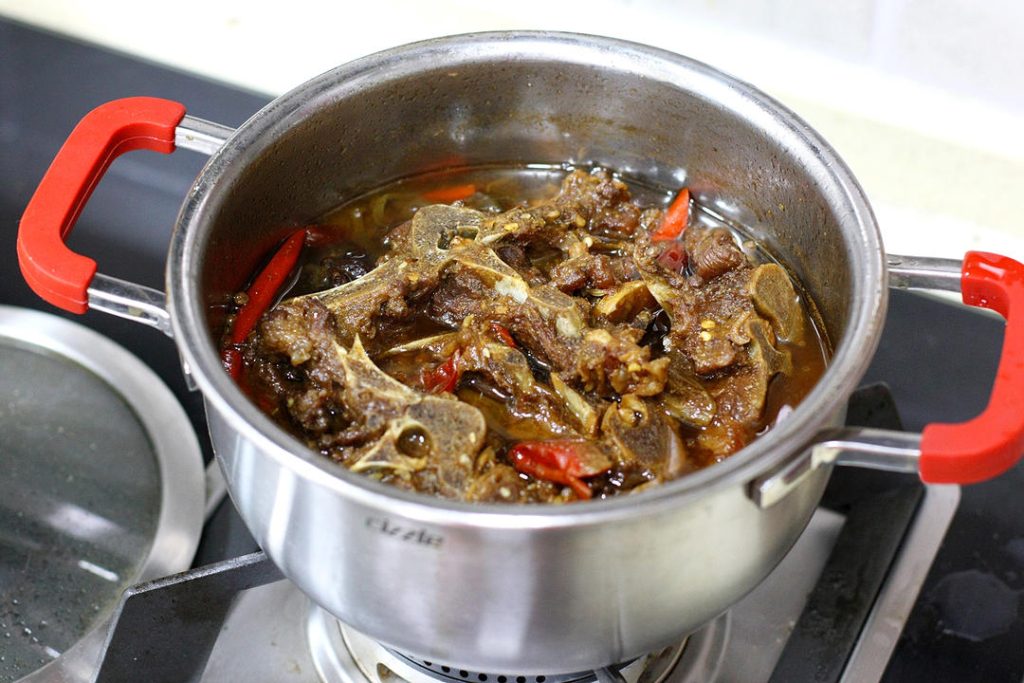 Braise to Tenderness
Bring the pot to a boil over high heat. Then, cover with a lid and reduce the heat to low. Simmer gently for 1.5 to 2 hours.
