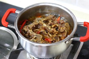 Braise to Tenderness Bring the pot to a boil over high heat. Then, cover with a lid and reduce the heat to low. Simmer gently for 1.5 to 2 hours.