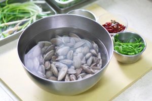 The Sand Purge is Mandatory: Even "cleaned" clams from the supermarket usually have grit. Soak them in cold water with sea salt and a few drops of oil for at least 1 hour (preferably 2) before cooking. The oil creates a film that encourages clams to extend their siphons and spit out sand.
