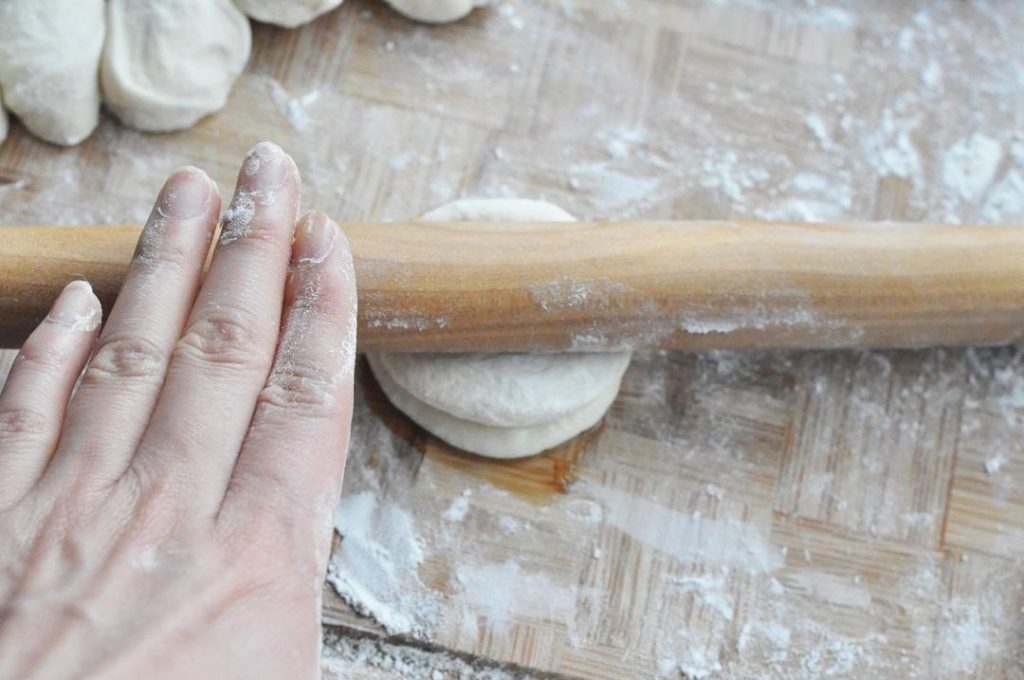 The Oil Stacking Method (Crucial Step) Take one disc and brush the top generously with cooking oil. Take a second disc and place it directly on top of the oiled one.