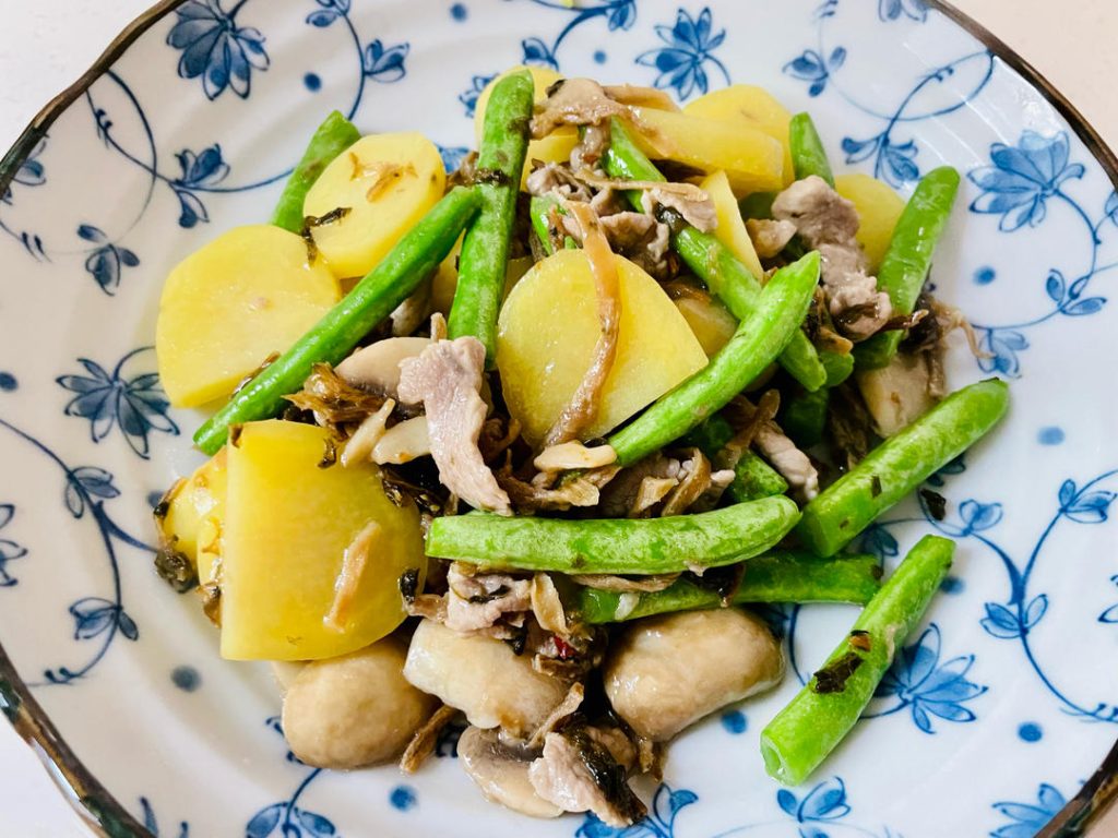 Stir-Fried Green Beans and Potatoes (四季豆炒土豆)