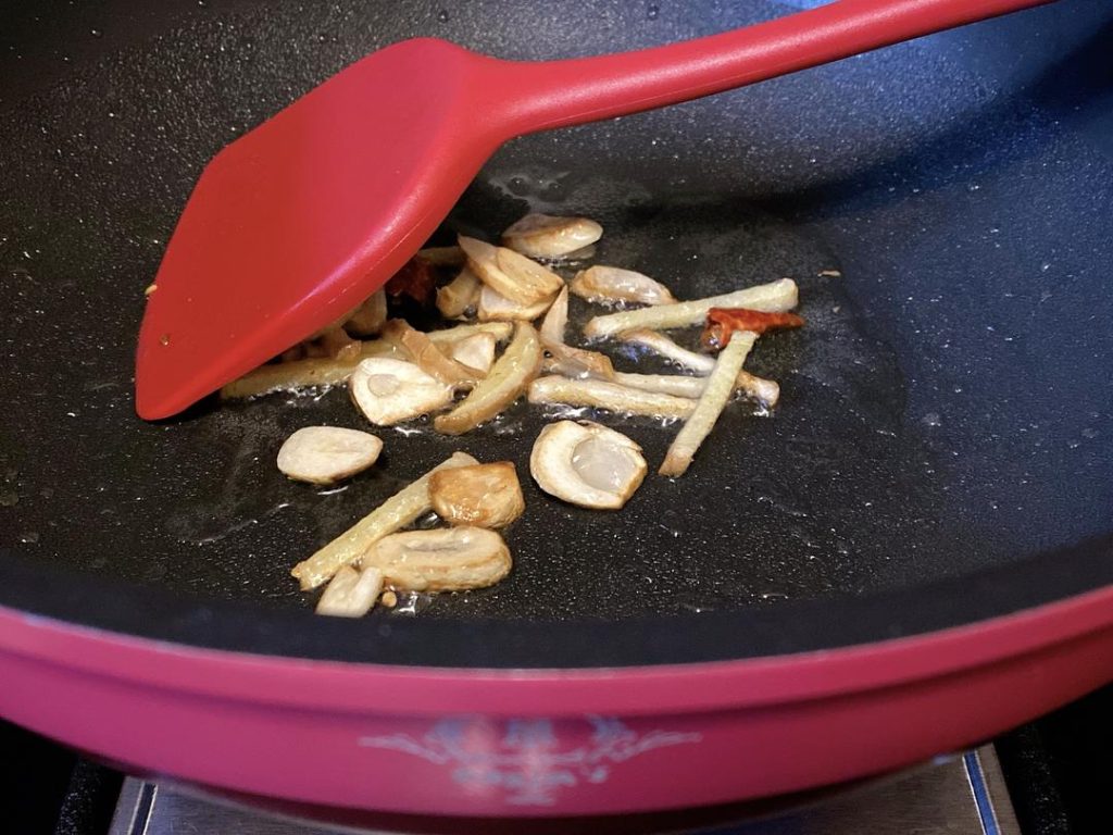 Aromatize the Oil: Heat the cooking oil in your non-stick pan over medium-high heat. Add the julienned ginger and sliced garlic. Sauté for about 30 seconds until highly fragrant.
