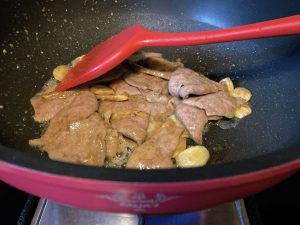 Flash Fry the Liver: Add the marinated pork liver to the pan. Spread the slices out quickly so they cook evenly. Stir-fry constantly for 2 to 3 minutes.